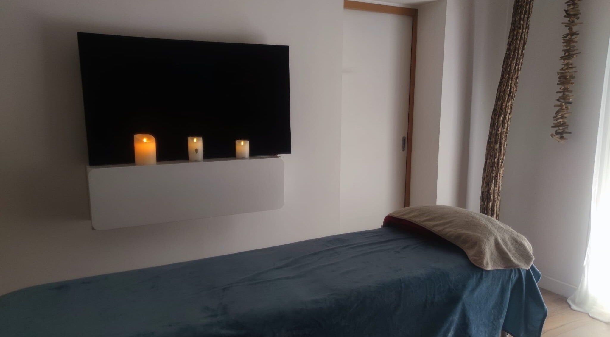 Salle de massage avec lit et bougies à Carine Natur'Home, Marseille, Provence-alpes-côte D'azur, FR.
