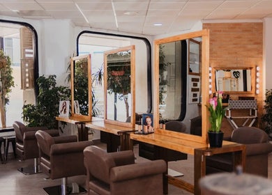 Interior elegante del salón Pedro Riquelme en Región De Murcia, Región De Murcia, ES con decoración moderna.