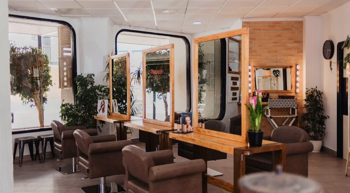 Interior elegante del salón Pedro Riquelme en Región De Murcia, Región De Murcia, ES con decoración moderna.