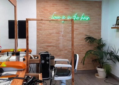 Interior del salón Pedro Riquelme en Región De Murcia, ES, con sillas modernas y estilo acogedor.