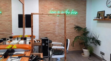 Interior del salón Pedro Riquelme en Región De Murcia, ES, con sillas modernas y estilo acogedor.
