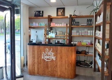 Recepción moderna en Pedro Riquelme, Región De Murcia, ES con estantes llenos de productos.