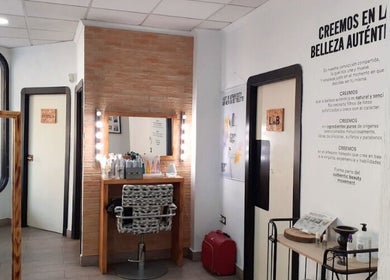 Sala de belleza en Pedro Riquelme, Región De Murcia, ES con espejo iluminado y productos de cuidado.