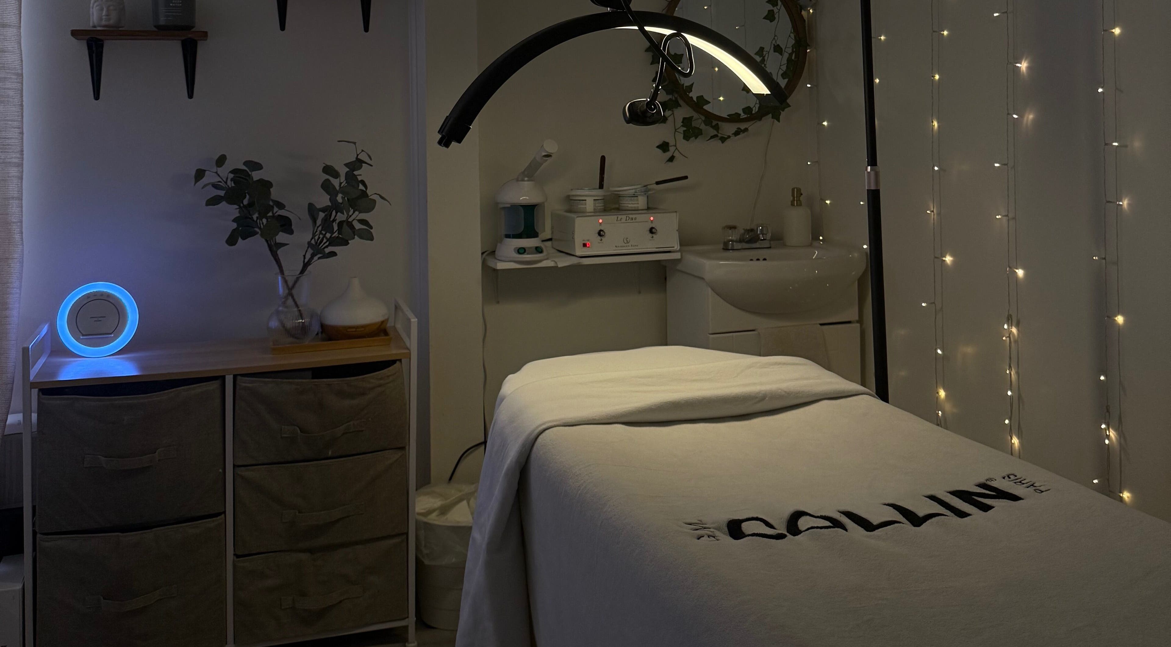Salle de soins spa à Virginie Lavoie Esthetique, La Prairie, Québec, CA. Éclairage tamisé et décoration élégante.