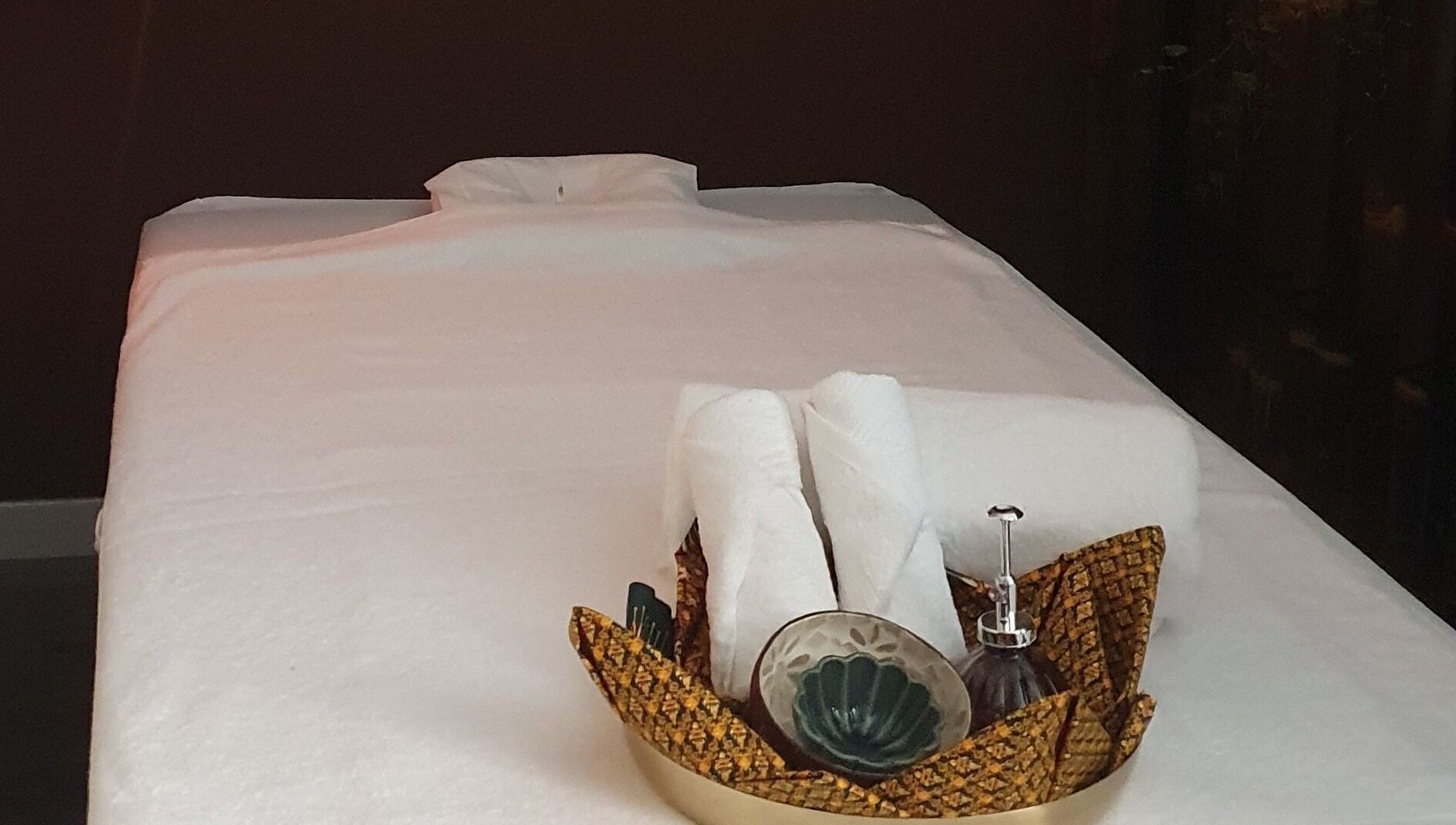 Massage table at Good Thaimes Massage, Altea, Comunidad Valenciana, ES, with towels and aromatherapy set.