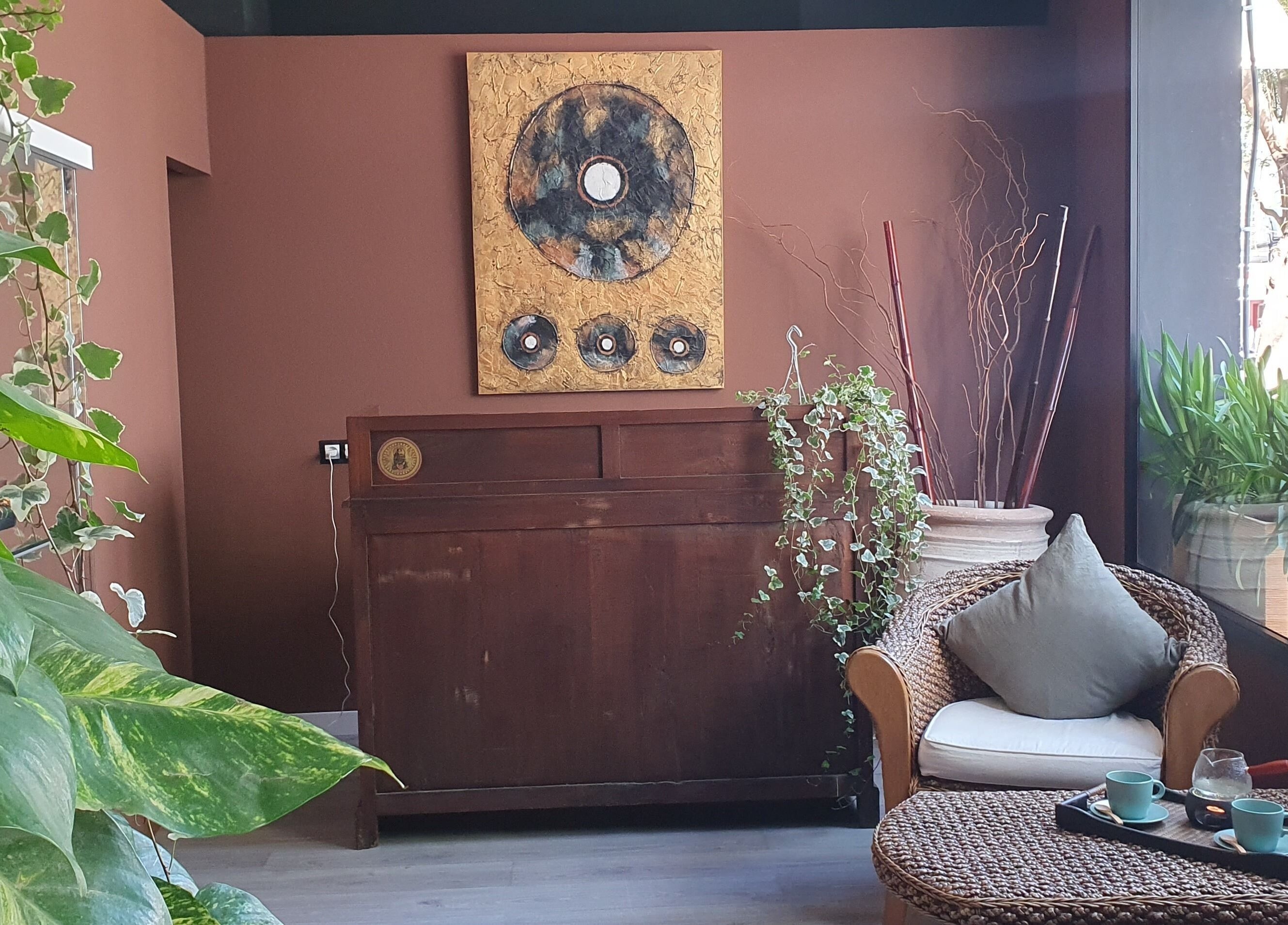 Cozy seating area at Good Thaimes Massage, Altea, Comunidad Valenciana, ES, with lush plants and calming decor.
