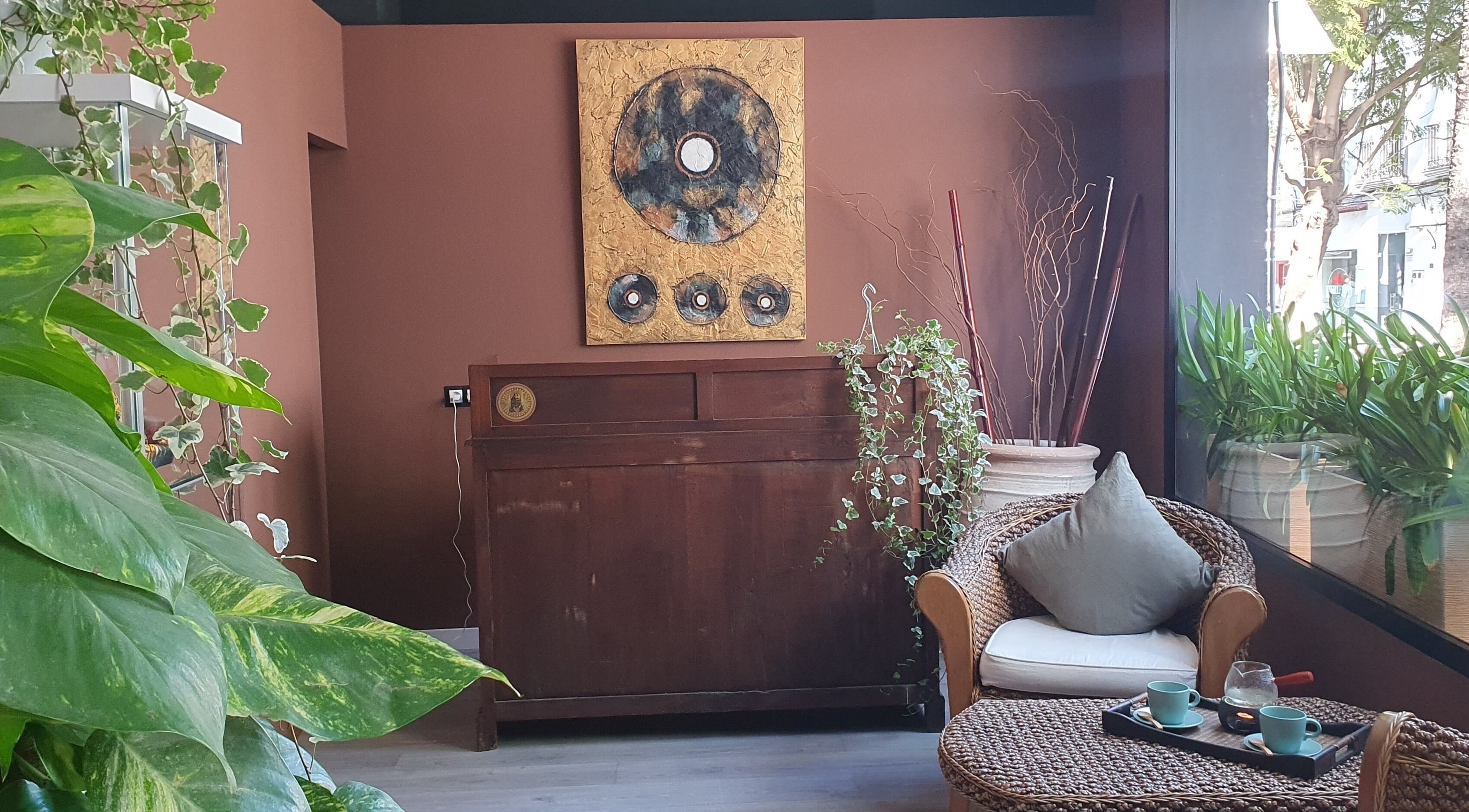 Cozy seating area at Good Thaimes Massage, Altea, Comunidad Valenciana, ES, with lush plants and calming decor.