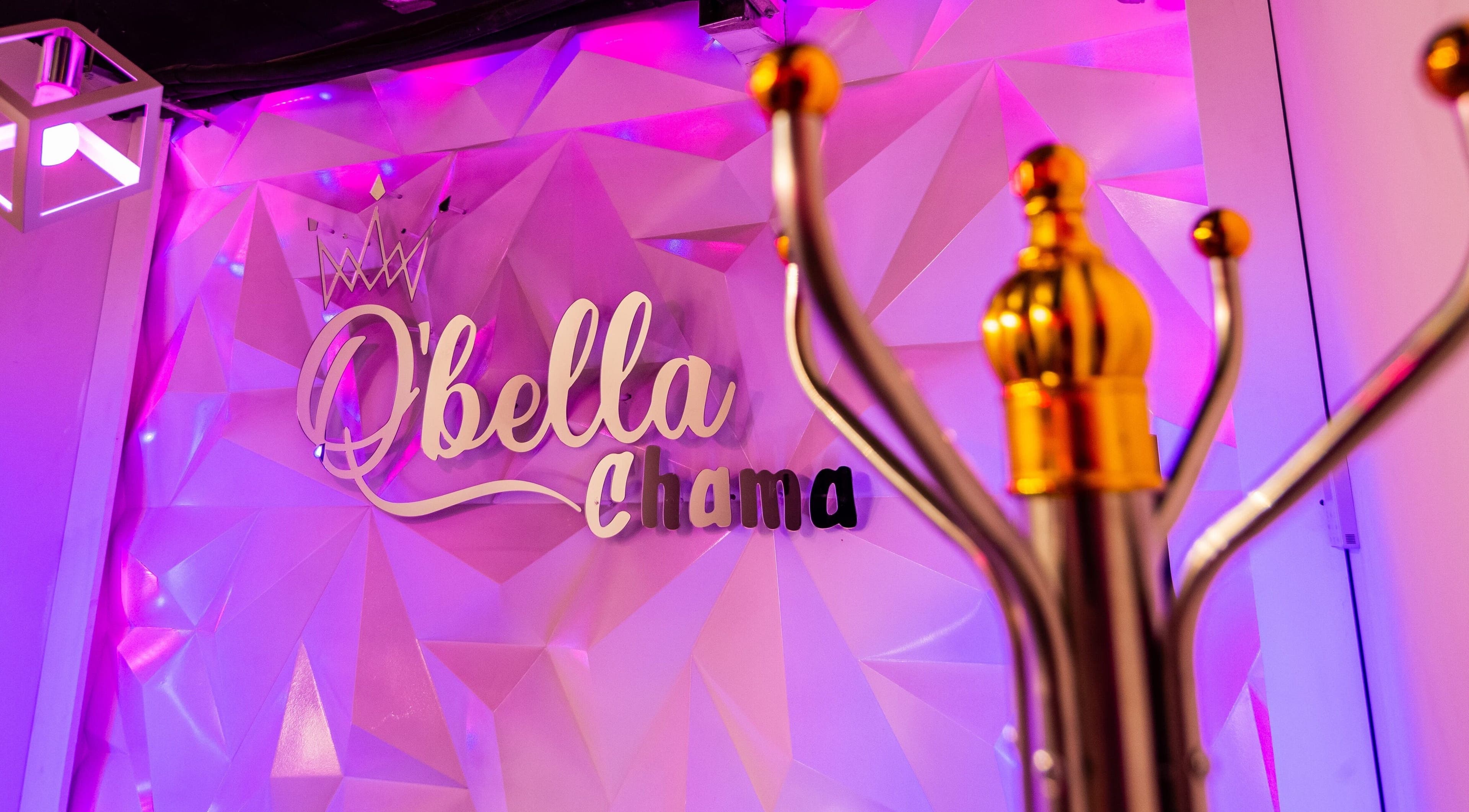 Entrada vibrante en Qbellachama Santiago Centro, Santiago, Región Metropolitana, CL, con luces rosadas brillantes.