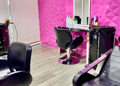 Interior moderno de Qbellachama Santiago Centro con paredes rosas en Santiago, Región Metropolitana, CL.