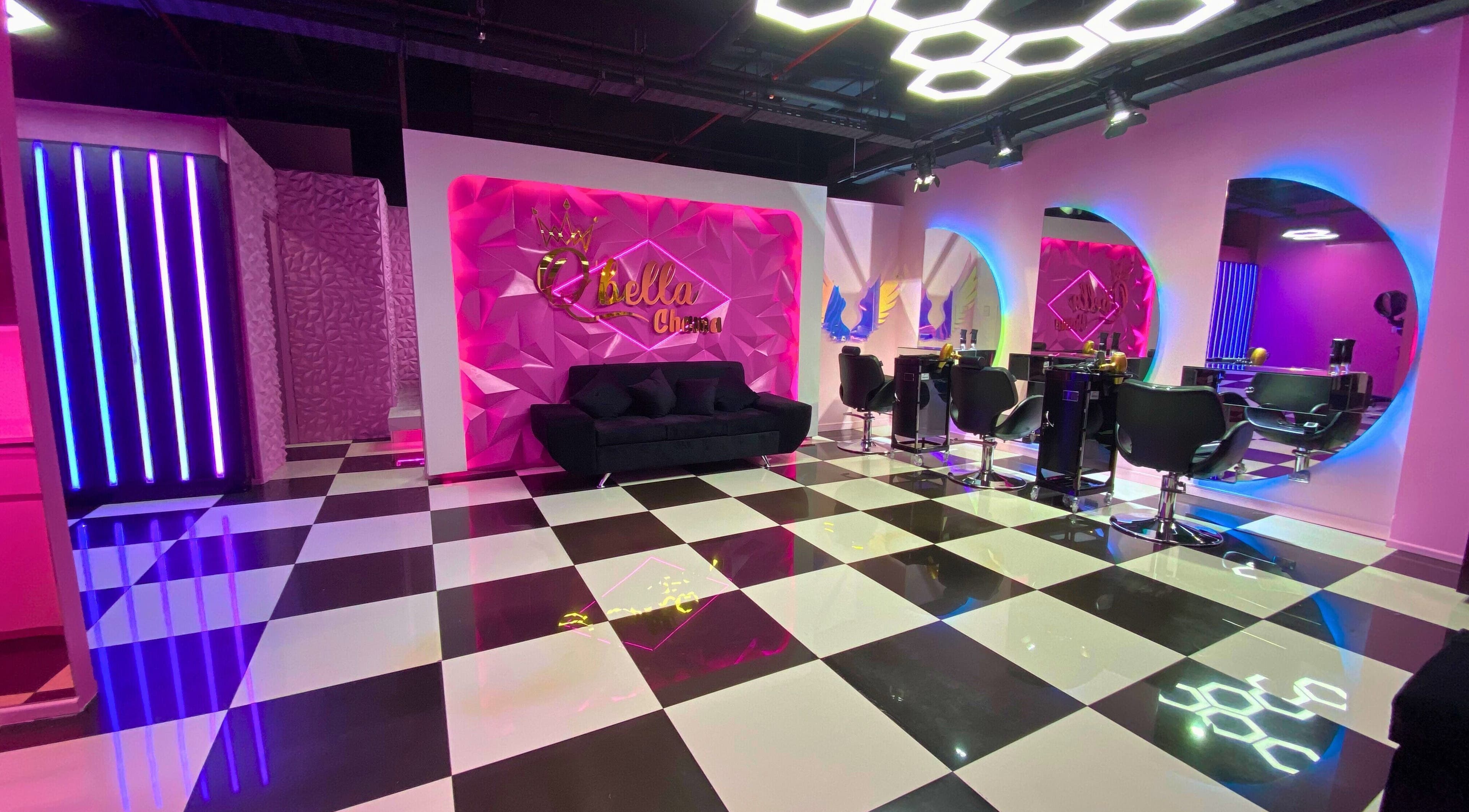 Interior moderno de Qbellachama Las Condes en Las Condes, Región Metropolitana, CL con decoración llamativa.