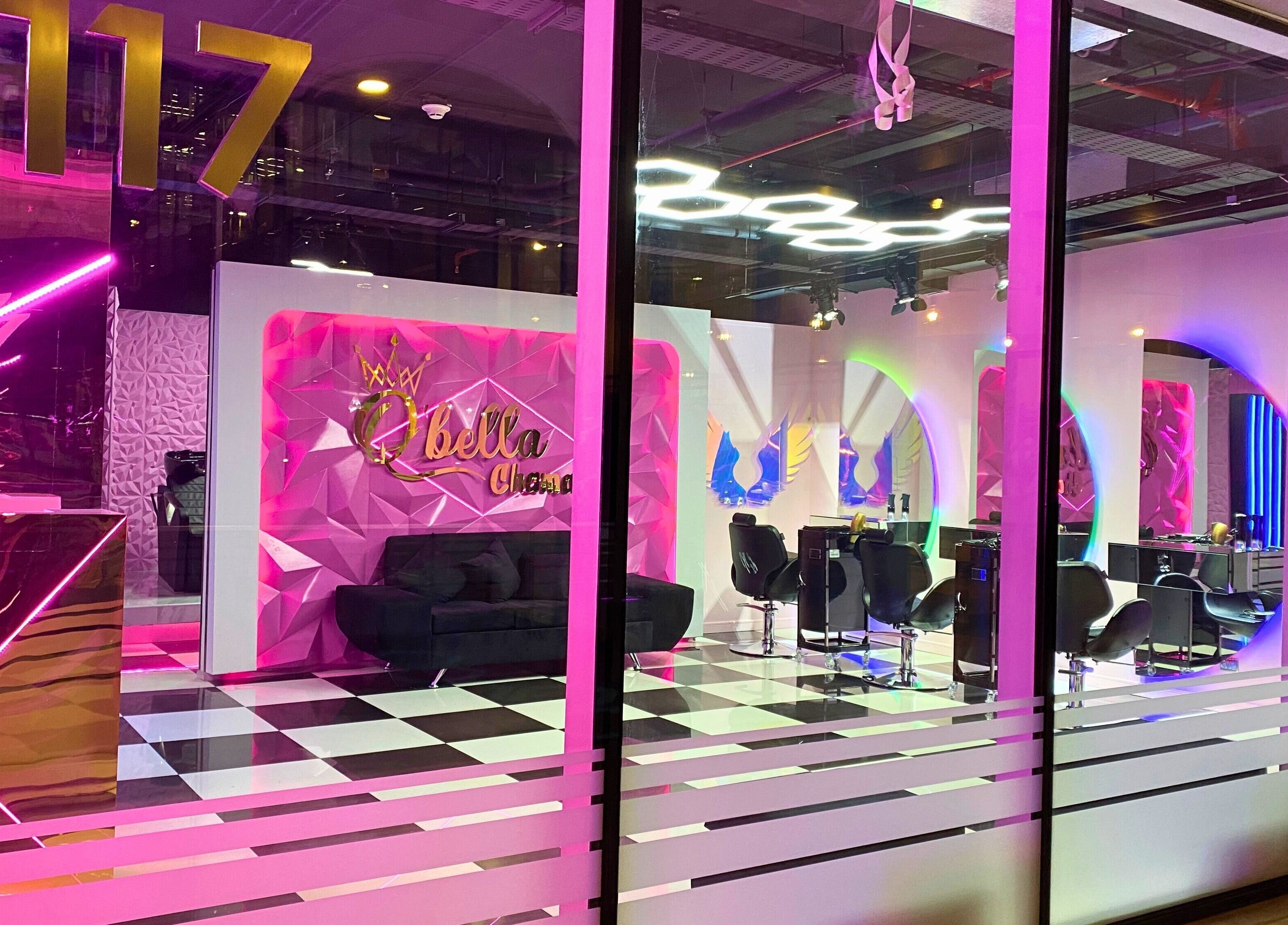 Interior moderno y colorido de Qbellachama Las Condes en Las Condes, Región Metropolitana, CL.