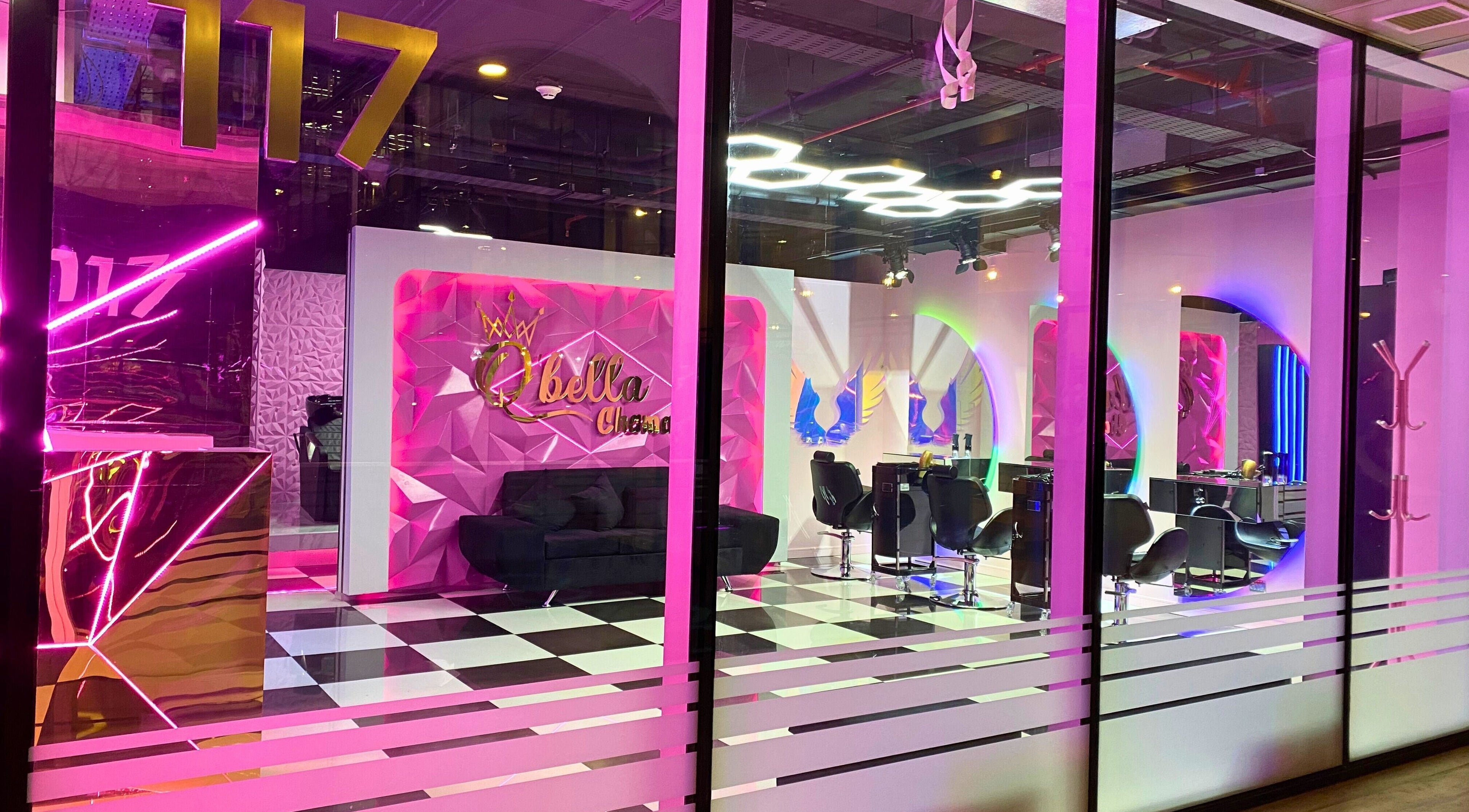 Interior moderno y colorido de Qbellachama Las Condes en Las Condes, Región Metropolitana, CL.