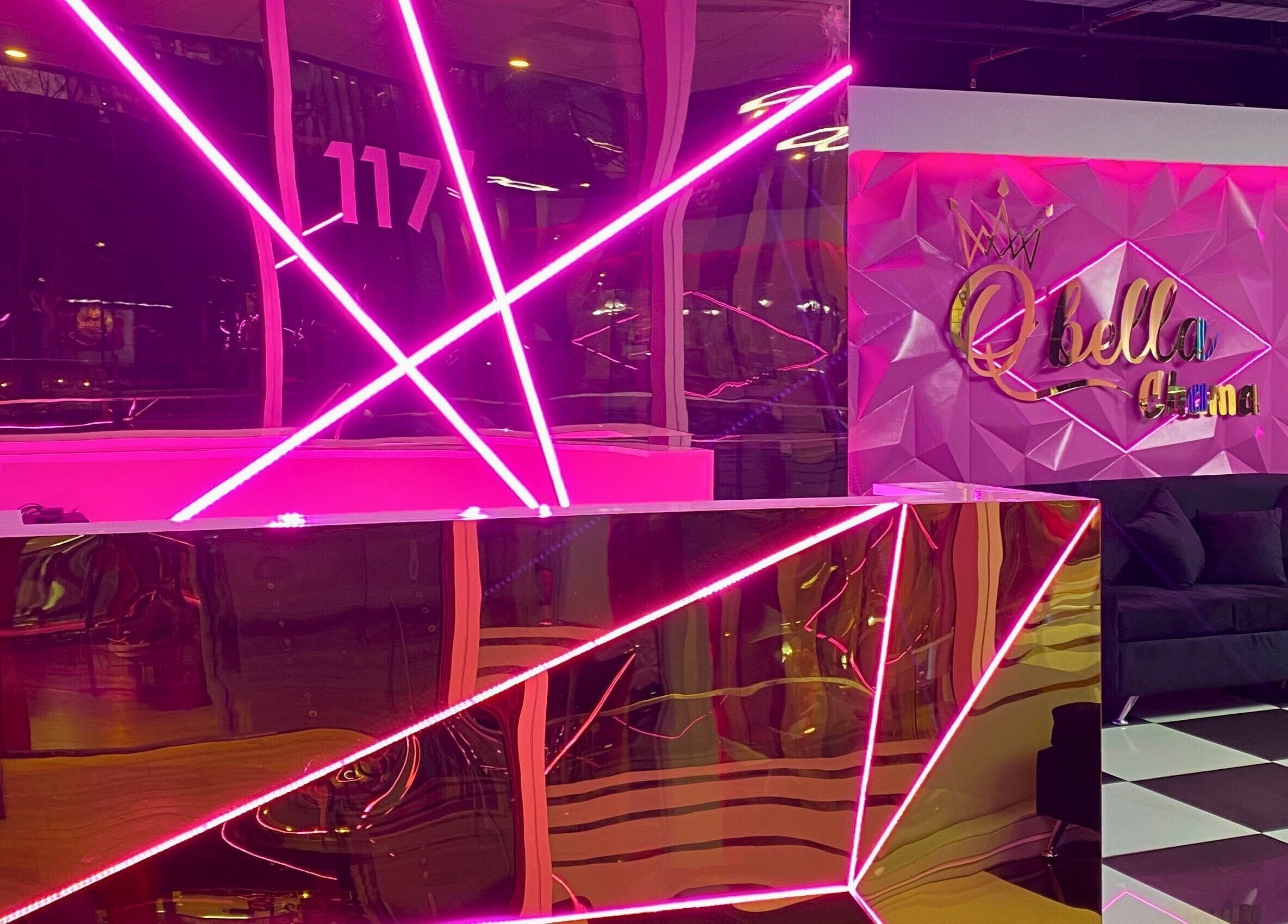 Recepción con diseño moderno y luces neón en Qbellachama Las Condes, Región Metropolitana, CL.