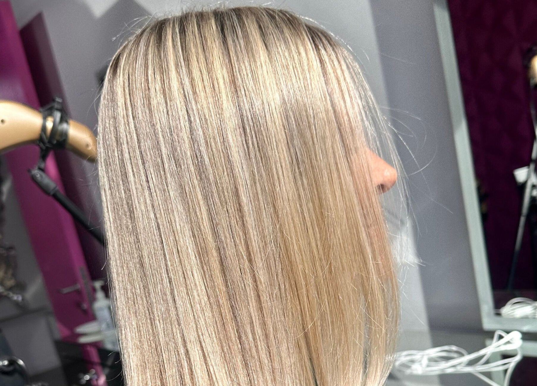 Cabello rubio brillante en Qbellachama Las Condes, Las Condes, Región Metropolitana, CL, con reflejos perfectos.