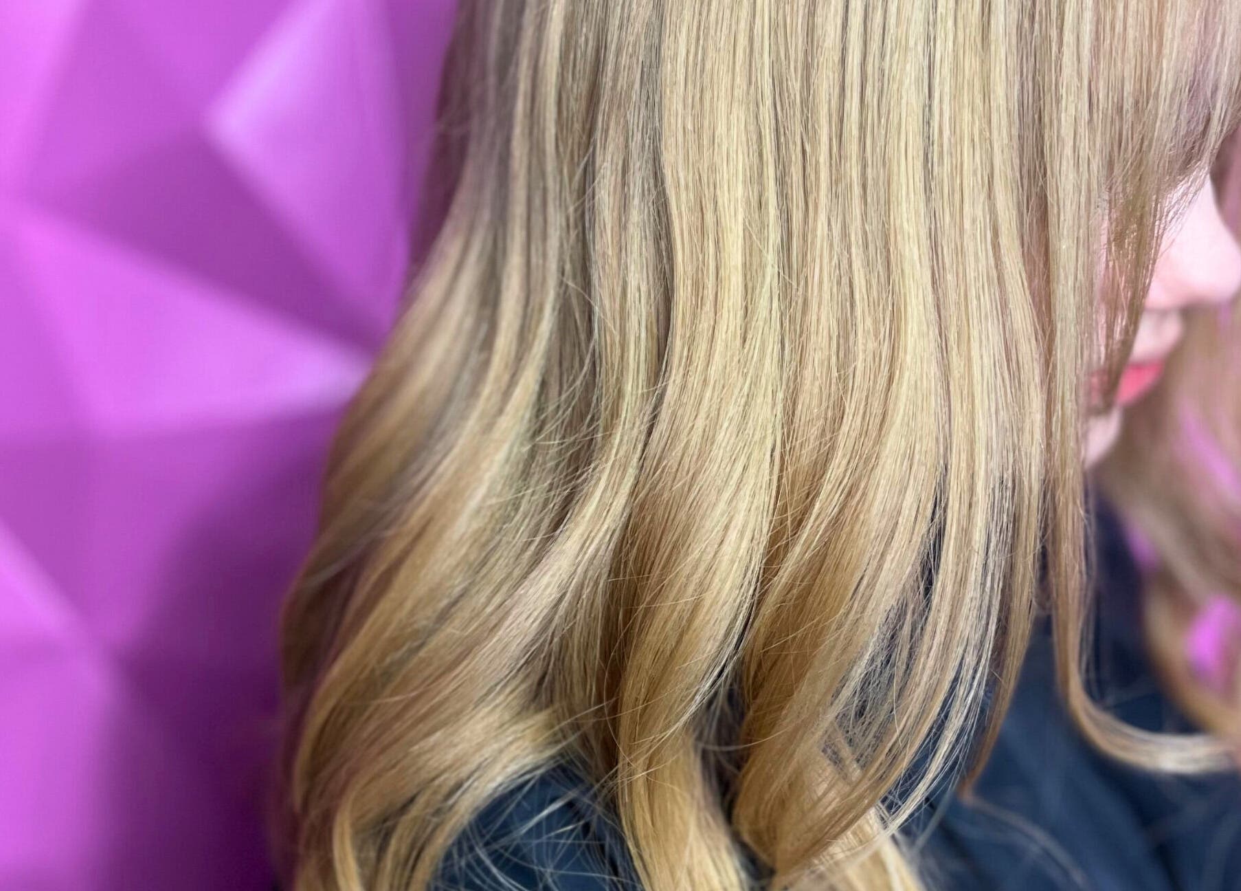 Hermoso cabello rubio en Qbellachama Las Condes, Las Condes, Región Metropolitana, CL fondo rosa.