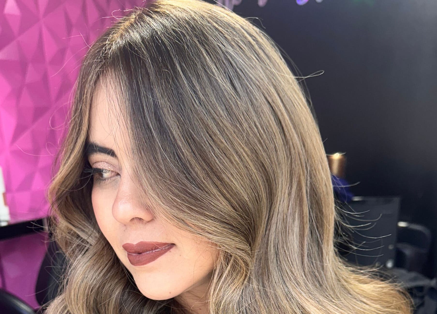 Transformación de cabello en Qbellachama Las Condes, reflejando estilo y elegancia en Las Condes, Región Metropolitana, CL.