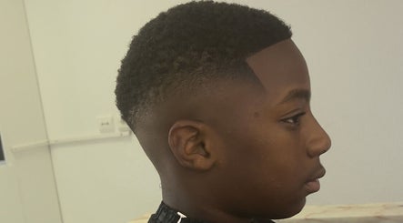 Corte de cabelo estilizado na V7sch_Barbearia, Amadora, Lisboa, PT, destacando-se pela qualidade e precisão.