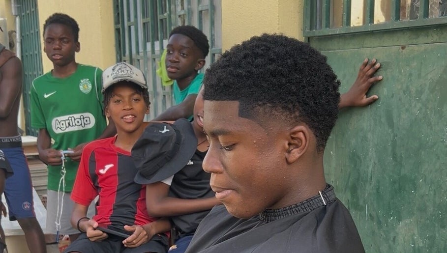 Meninos no V7sch Barbearia em Amadora, Lisboa, PT, destacando-se com um corte de cabelo único.