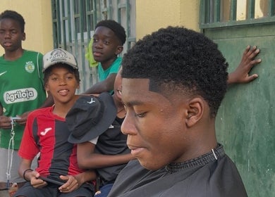 Meninos no V7sch Barbearia em Amadora, Lisboa, PT, destacando-se com um corte de cabelo único.