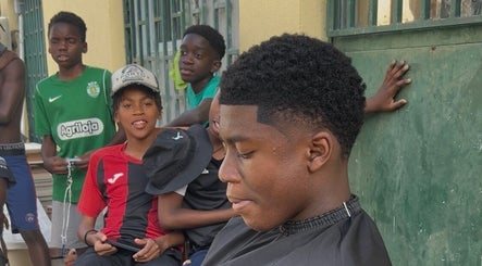 Meninos no V7sch Barbearia em Amadora, Lisboa, PT, destacando-se com um corte de cabelo único.