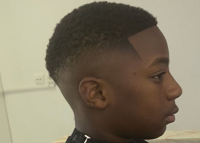 Jovem com corte de cabelo moderno na V7sch Barbearia, Amadora, Lisboa, PT.
