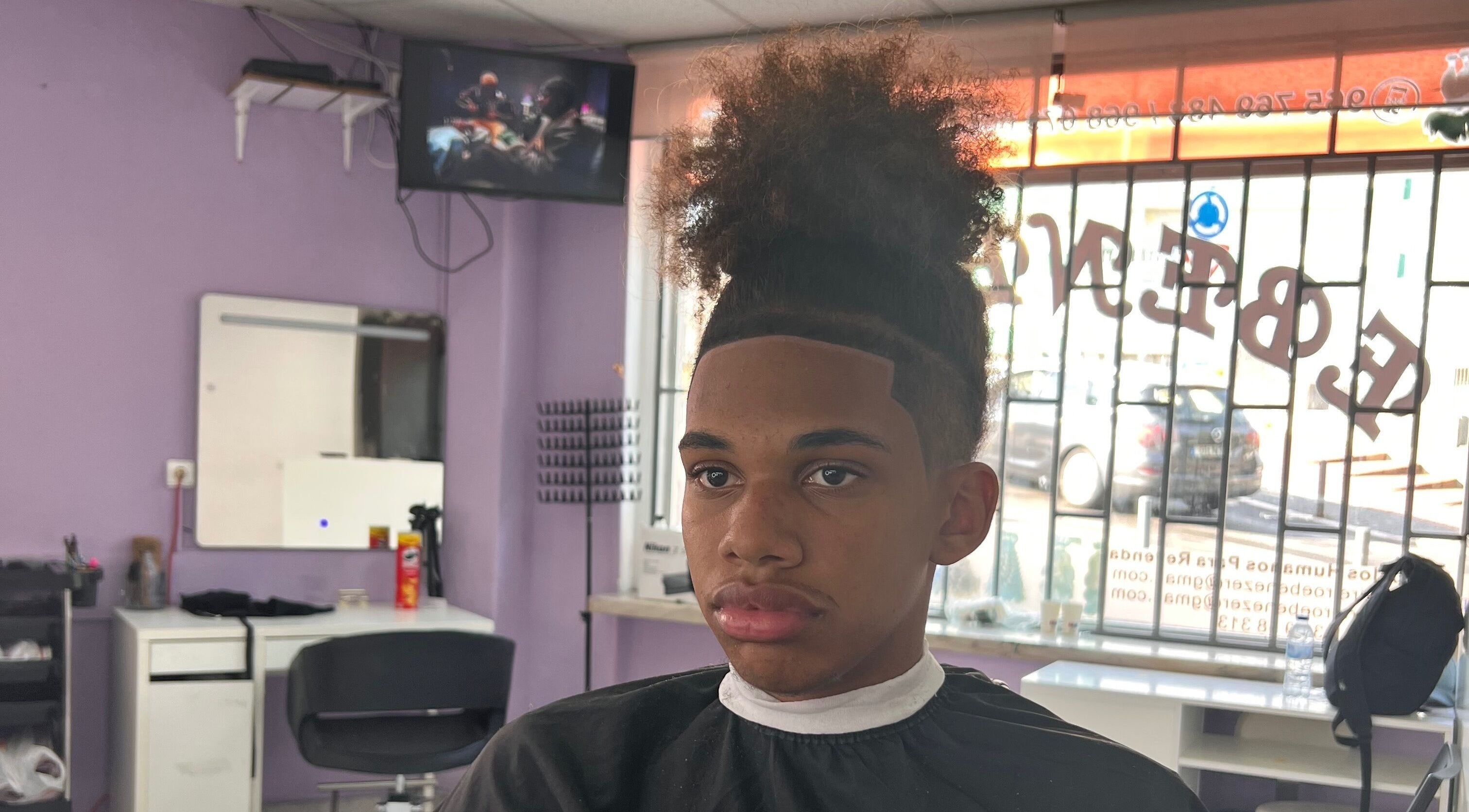 Interior da V7sch Barbearia em Amadora, Lisboa, PT, apresentando um corte de cabelo moderno.