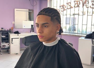 Corte de cabelo moderno no V7sch Barbearia, Amadora, Lisboa, PT. Ambiente acolhedor e profissional.
