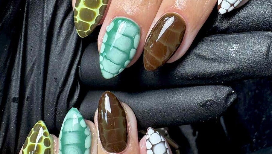 Unique reptile-themed nail art by Rachael Maria Artistry in Belfast, Northern Ireland, GB.