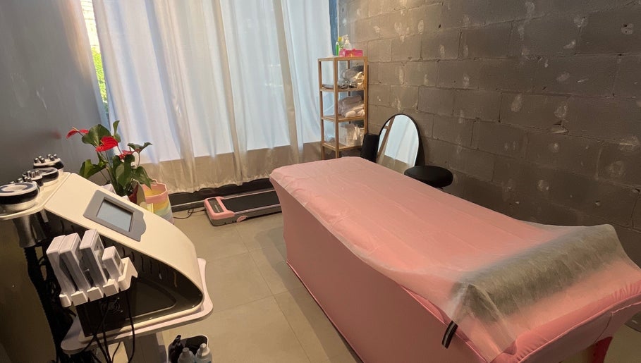 Cozy treatment room at Tazi Beauty, Côte Saint-Luc, Québec, CA, with pink table and modern equipment.