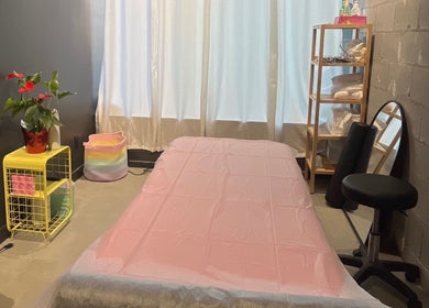Relaxing spa room at Tazi Beauty in Côte Saint-luc, Québec, CA with massage bed and decor.