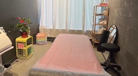 Relaxing spa room at Tazi Beauty in Côte Saint-luc, Québec, CA with massage bed and decor.