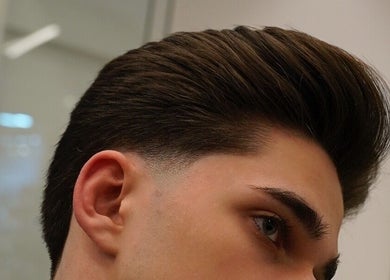 Corte de cabelo masculino elegante no Pixel Barbershop, Lisboa, Lisboa, PT, mostrando estilo moderno e refinado.