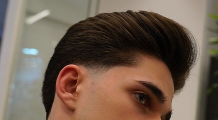 Corte de cabelo masculino elegante no Pixel Barbershop, Lisboa, Lisboa, PT, mostrando estilo moderno e refinado.