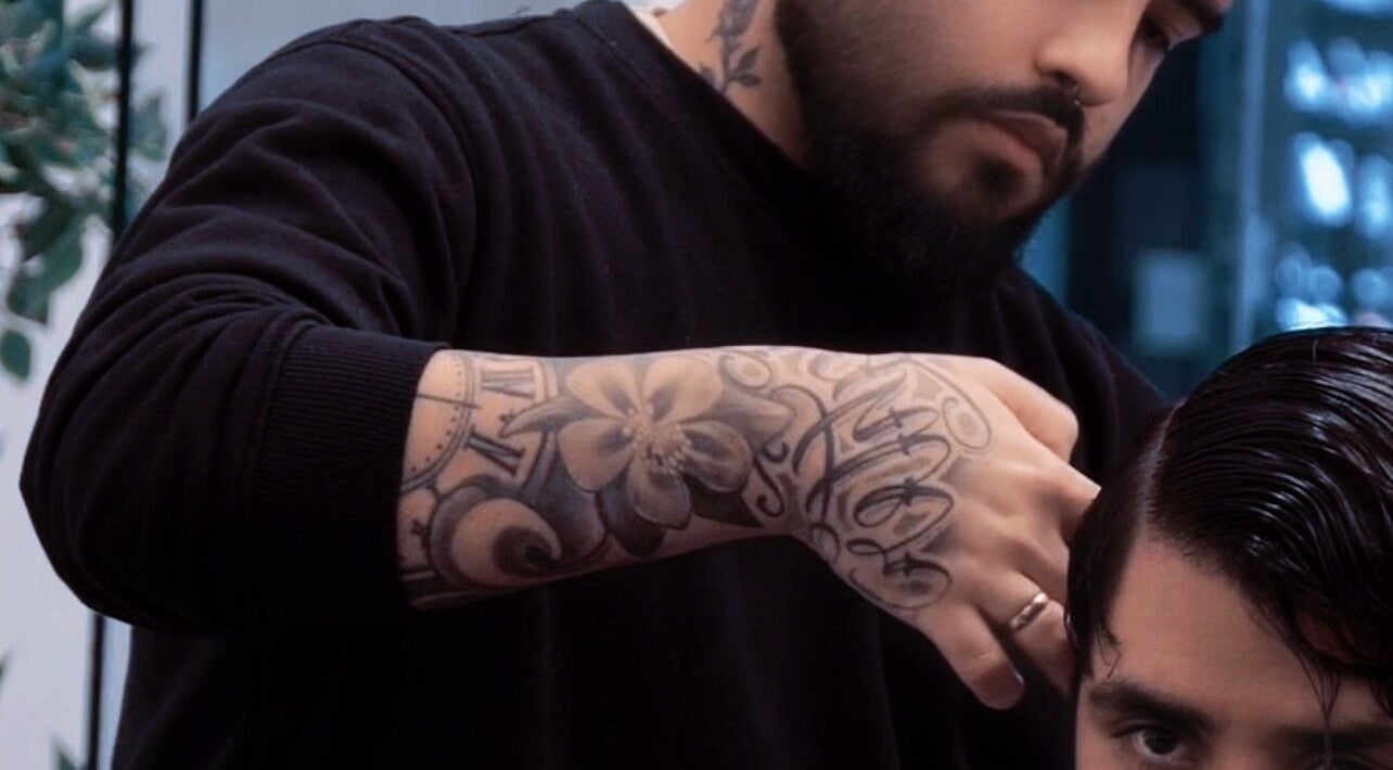 Cabeleireiro Agenda Kleber em Lisboa, Lisboa, PT, aprimora o corte de cabelo com precisão artística.