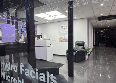 View of the chic entrance at Heritage Skin & Health Chiswick, London, England, GB with modern interiors.