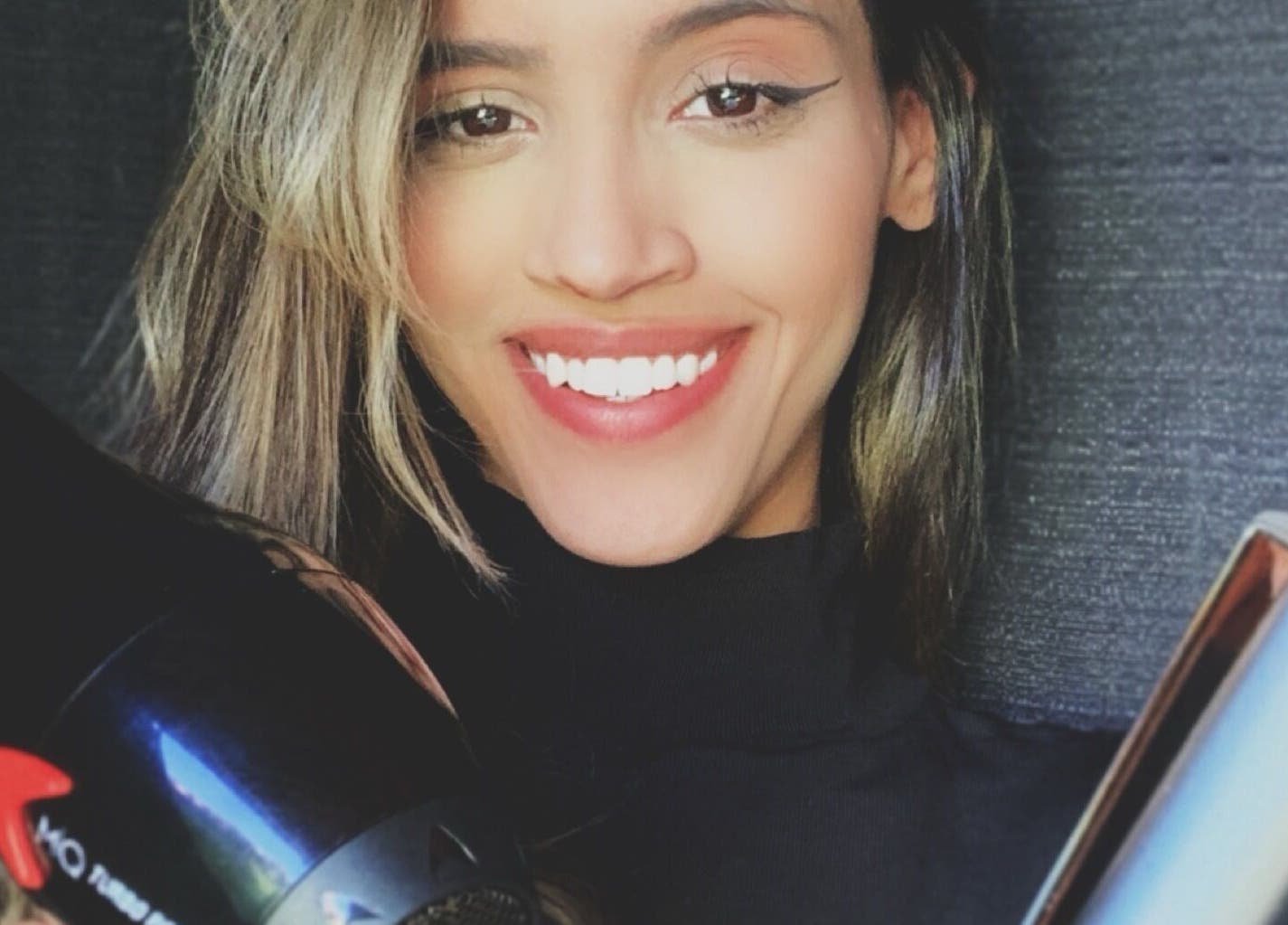 Profissional sorrindo com secador Fios de Seda, Goiás, Goiás, BR.