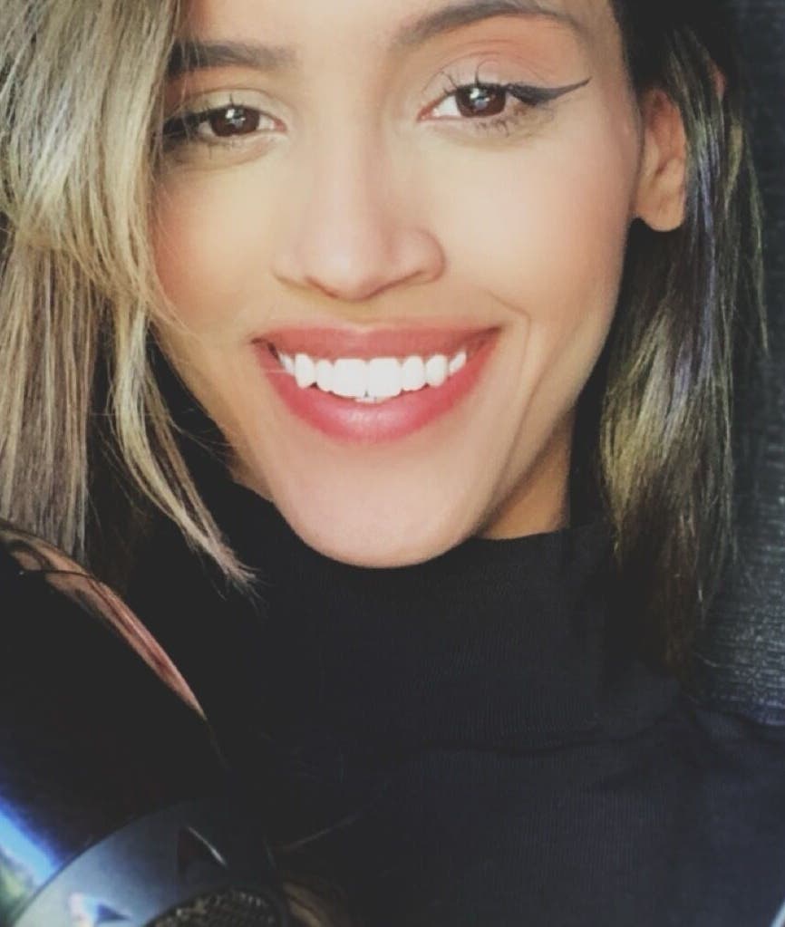 Profissional sorrindo com secador Fios de Seda, Goiás, Goiás, BR.