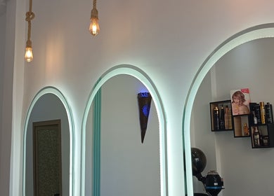 تصميم داخلي أنيق في Beauty chahdou، رباط، رباط-سلا-قنيطرة، MA مع إضاءة مبتكرة ومرآة فاخرة.