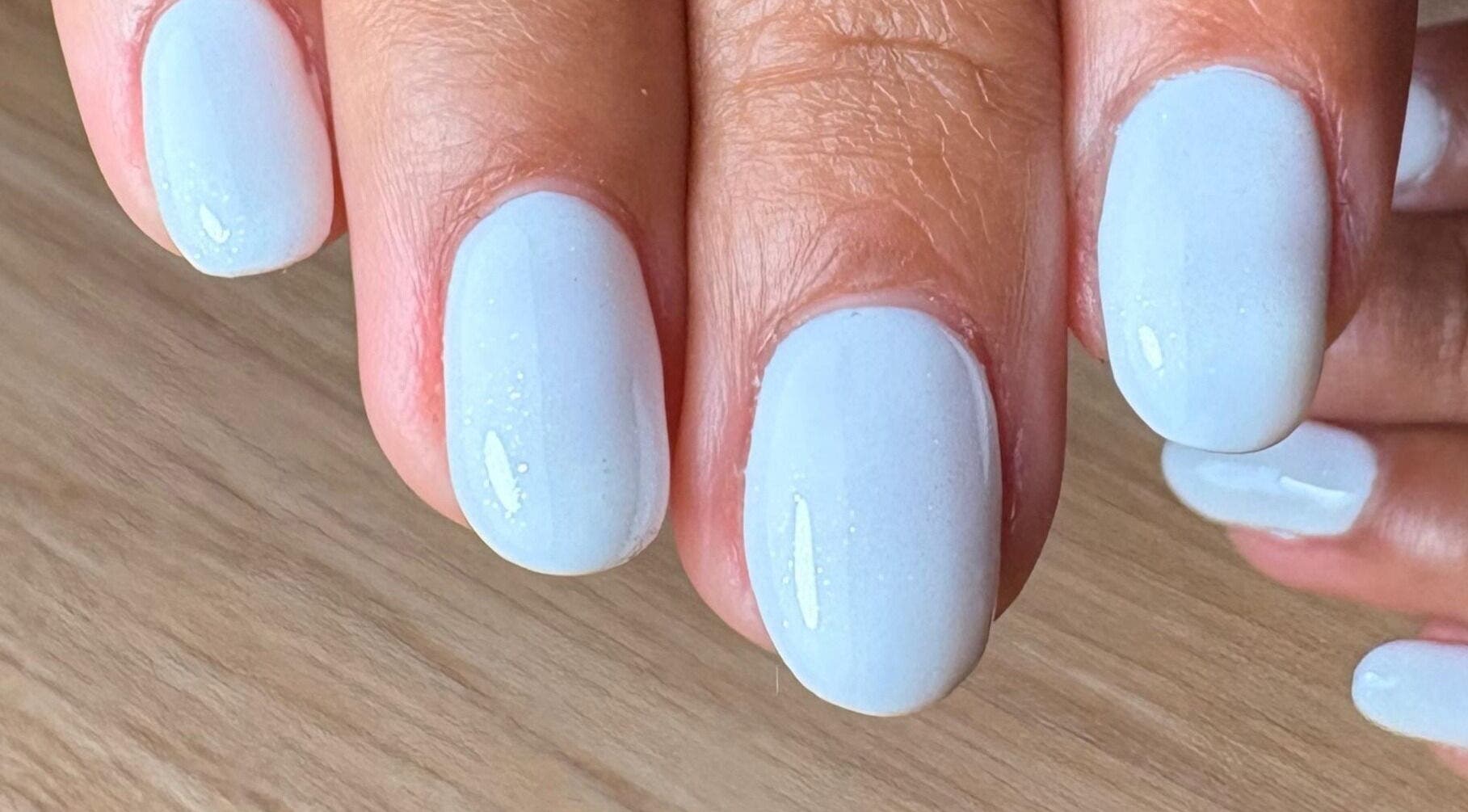 Manicura color blanco en Arlette Nails 13, Torremolinos, Andalucía, ES, destaca por su elegancia y sencillez.