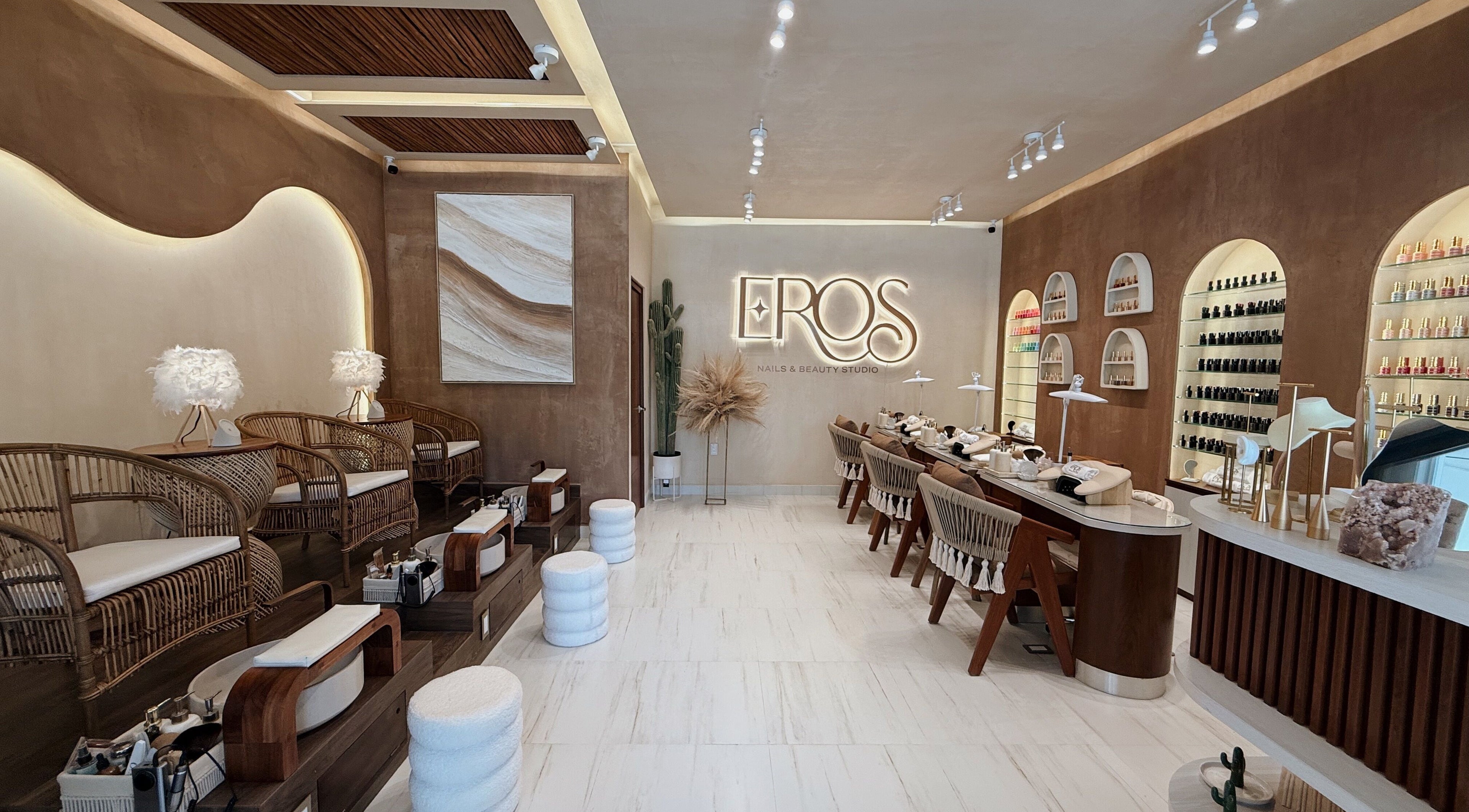 Salón moderno y elegante en Eros Nails & Beauty Studio, Tulum, Quintana Roo, MX con decoración acogedora.