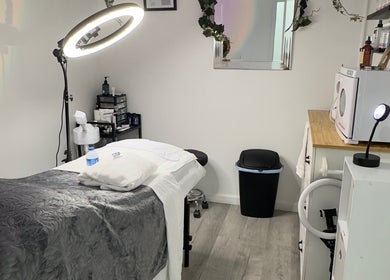 Serene treatment room at Elite Esthetics by Dalal, Lodi, California, US, with modern amenities and tranquil decor.