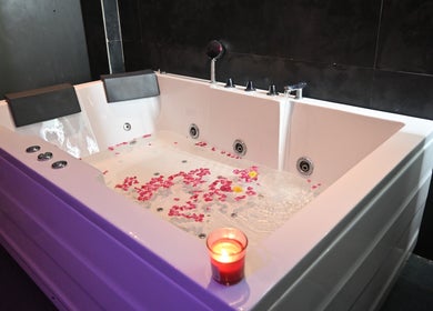 Luxurious spa bathtub with rose petals at Refresh D Thai Spa in Bengaluru, Karnataka, IN.