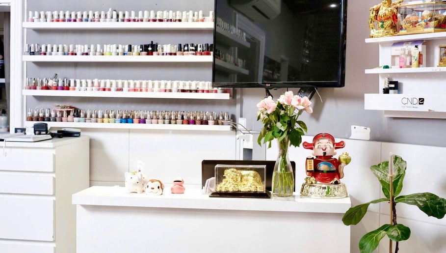 Không gian trưng bày tại Nails in the City Frankfurt, Frankfurt Am Main, Hessen, DE với kệ sơn móng lớn.