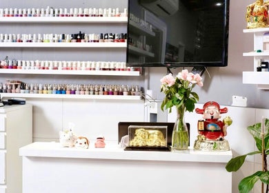 Không gian trưng bày tại Nails in the City Frankfurt, Frankfurt Am Main, Hessen, DE với kệ sơn móng lớn.