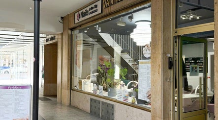 Mặt tiền Nails in the City Frankfurt ở Frankfurt Am Main, Hessen, DE, với thiết kế hiện đại.