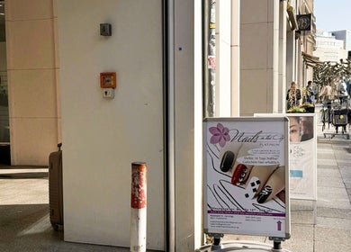 Biển hiệu Nails in the City Frankfurt tại Frankfurt Am Main, Hessen, DE, nổi bật trên đường phố bận rộn.