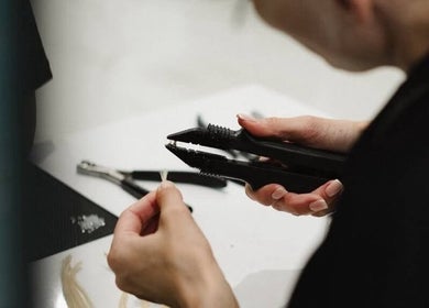 Стиліст у Anastasia_Stalenna Beauty Studio, Тернопіль, працює з волоссям і інструментами.