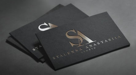 Візитки Anastasia_Stalenna Beauty Studio, Тернопіль, Тернопільська Область, UA, з логотипом на темному фоні.