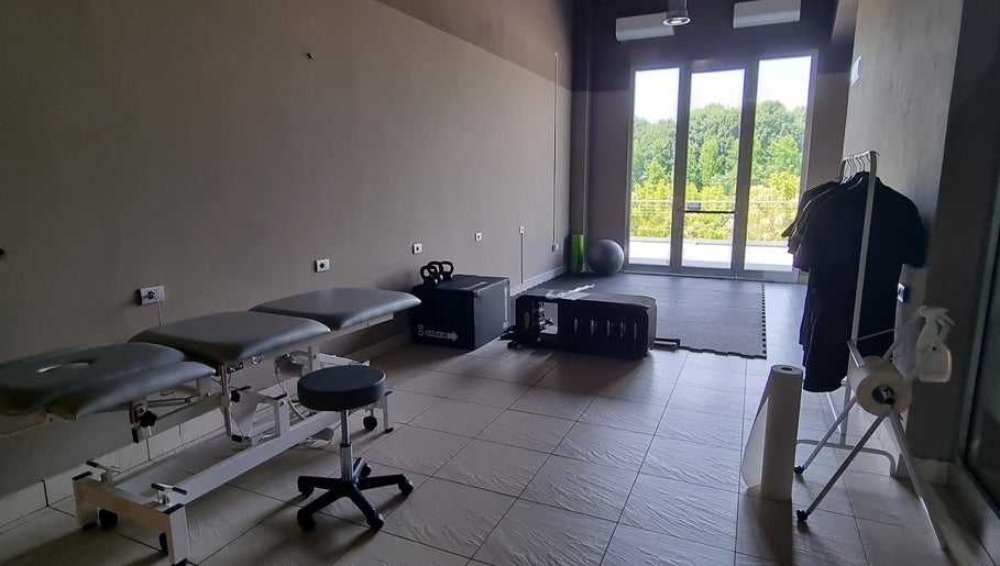 Interno di Realign - Elia Freschi, struttura di benessere a Sesto, Lombardia, IT, con attrezzature moderne accanto a finestre.