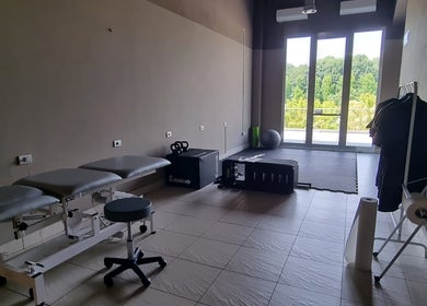 Interno di Realign - Elia Freschi, struttura di benessere a Sesto, Lombardia, IT, con attrezzature moderne accanto a finestre.